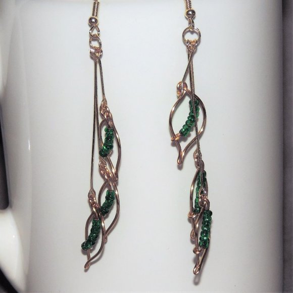 Handcrafted gold and green dangle earrings - Picture 2 of 3